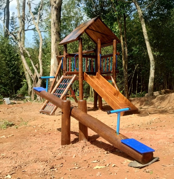 Playground de madeira infantil para escolas e condomínios - Parquinho em área externa com escorregador e balanço